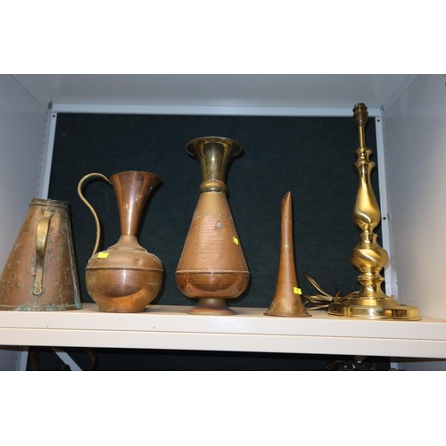 3046 - A quantity of miscellaneous decorative brass and copperware (two shelves)