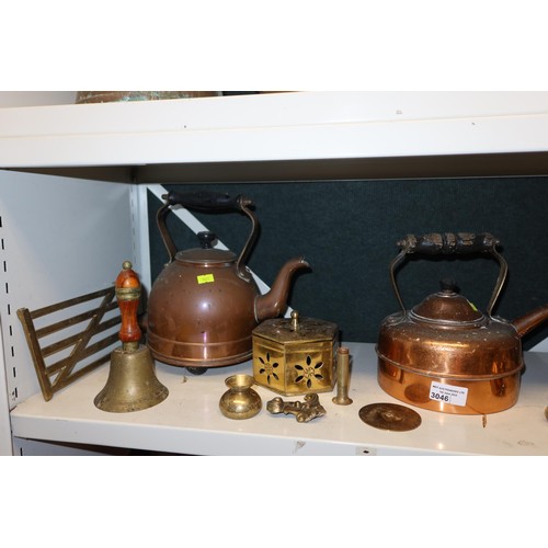 3046 - A quantity of miscellaneous decorative brass and copperware (two shelves)