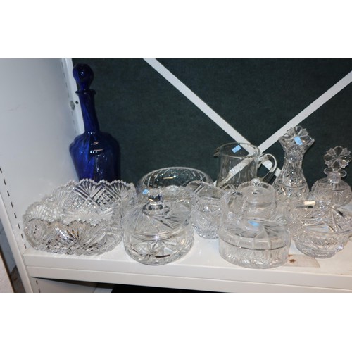 3059 - A quantity of miscellaneous decorative glassware (1 shelf)