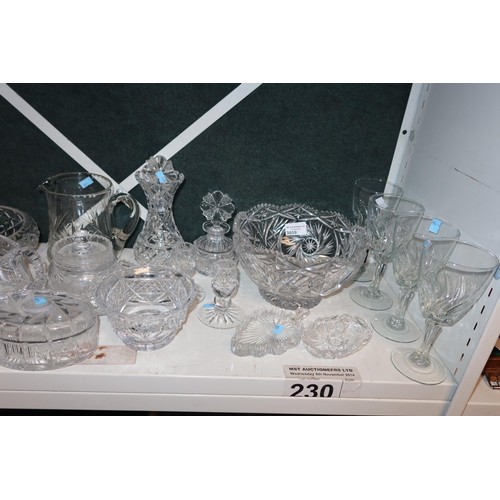 3059 - A quantity of miscellaneous decorative glassware (1 shelf)