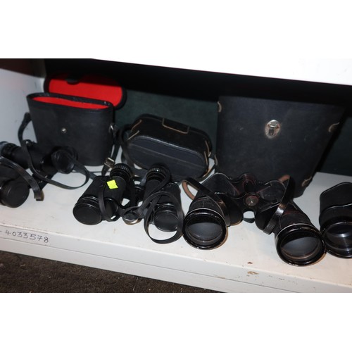 3061 - A quantity of miscellaneous vintage cameras, binoculars and photographic equipment (three shelves)