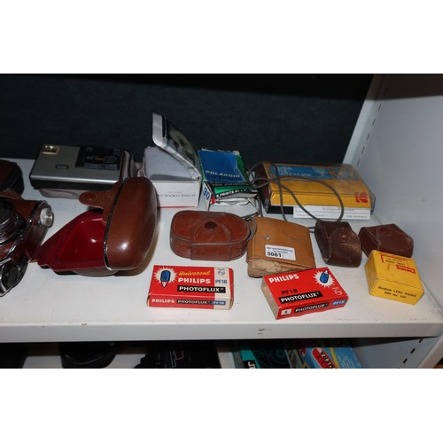 3061 - A quantity of miscellaneous vintage cameras, binoculars and photographic equipment (three shelves)