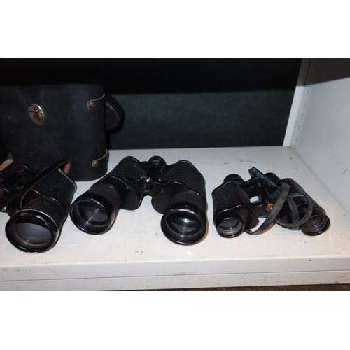 3061 - A quantity of miscellaneous vintage cameras, binoculars and photographic equipment (three shelves)