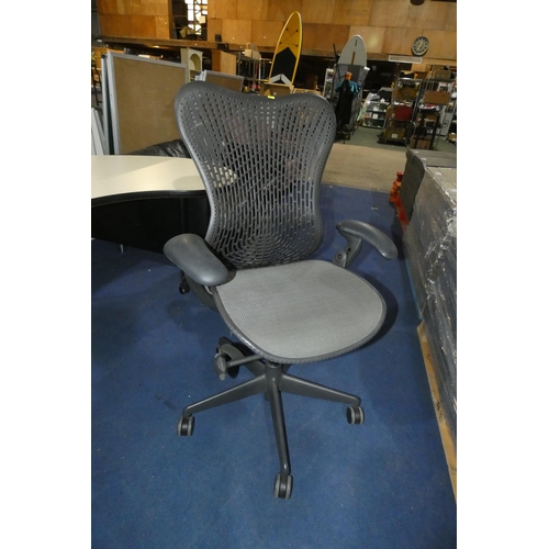 1381 - A grey office swivel chair by Herman Miller type Mirra 1, slight nick in the seat