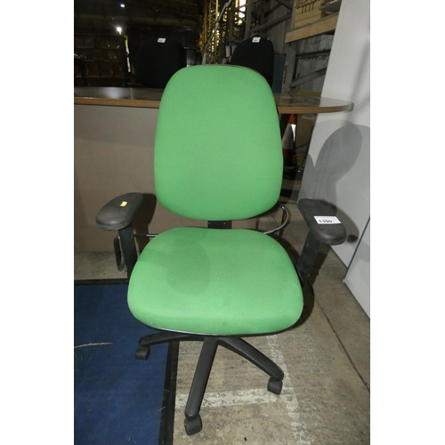 1390 - A green upholstered office swivel chair by Sumit