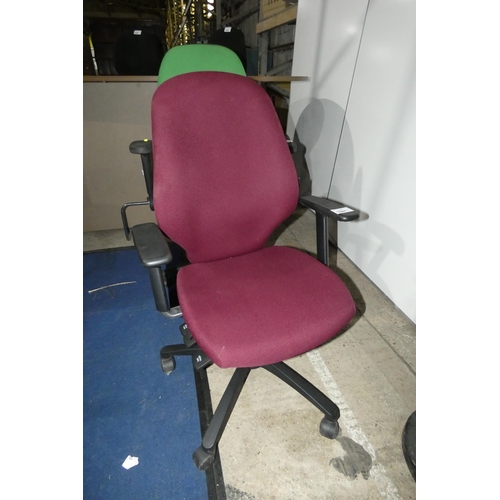 1391 - A red wine colour upholstered office swivel chair