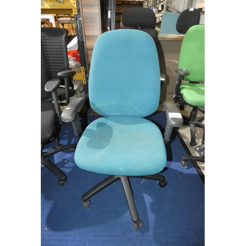 1393 - A teal upholstered office swivel chair