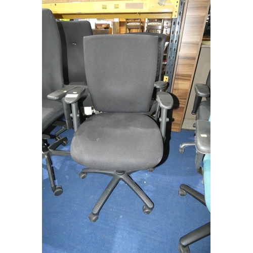 1394 - A black upholstered ribbed back office swivel chair