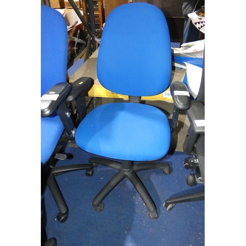 1400 - A blue upholstered office swivel chair