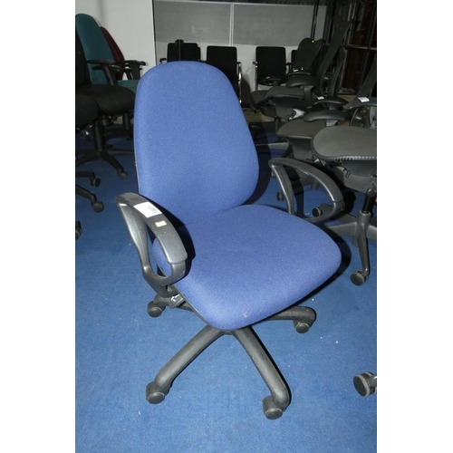 1401 - A blue upholstered office swivel chair