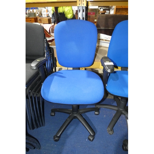 1402 - A blue upholstered office swivel chair