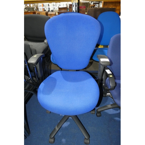 1403 - A blue upholstered office swivel chair