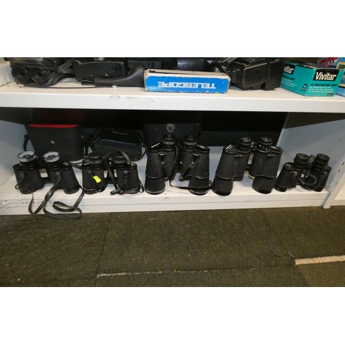 3061 - A quantity of miscellaneous vintage cameras, binoculars and photographic equipment (three shelves)