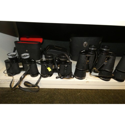 3061 - A quantity of miscellaneous vintage cameras, binoculars and photographic equipment (three shelves)