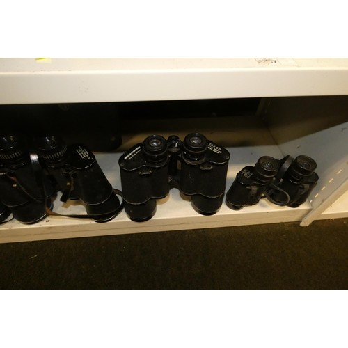 3061 - A quantity of miscellaneous vintage cameras, binoculars and photographic equipment (three shelves)