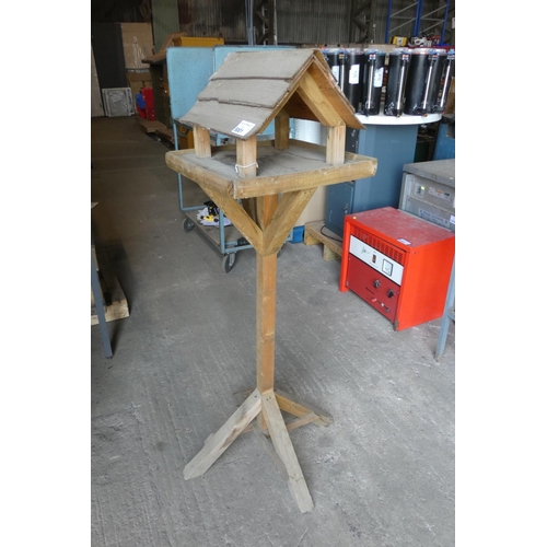 5001 - 1 x wooden bird table with stand