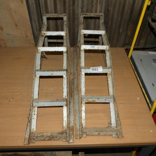 5003 - 2 x small metal drive up ramps