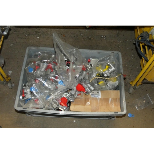 5025 - 1 box containing a quantity of yellow and red air palm couplings