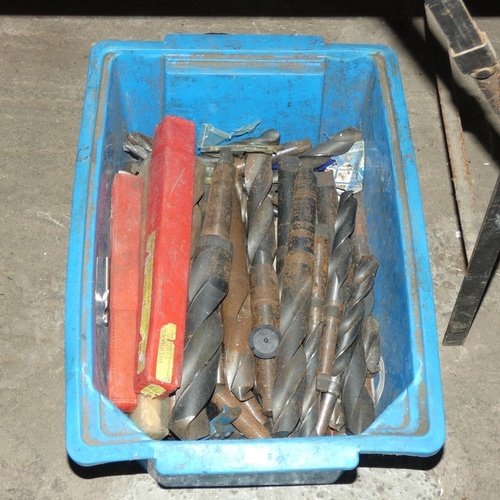 5098 - A quantity of various taper shank drill bits - Please note that the plastic crate is not included