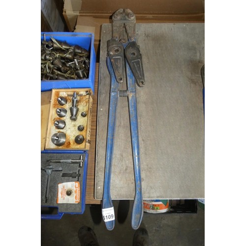 5109 - A set of Record bolt croppers with a spare set of unused jaws - 36 inch