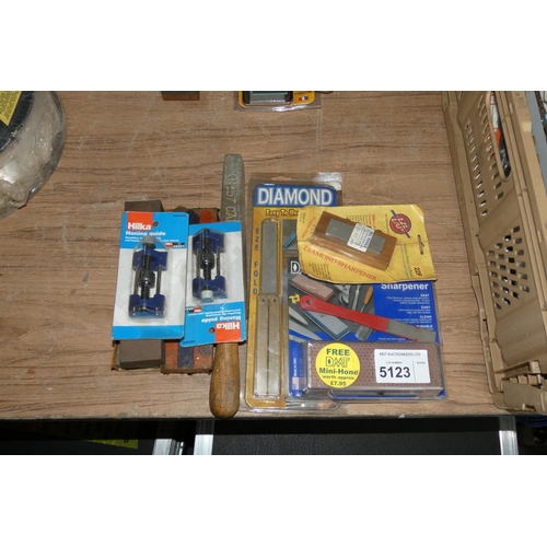 5123 - 2 x honing guides and a quantity of various sharpeners including 3 x diamond