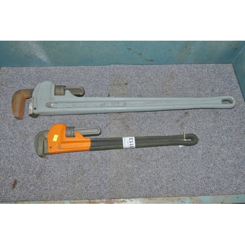 5113 - 2 x adjustable pipe wrenches (1 x 32 inch and 1 x 24 inch)