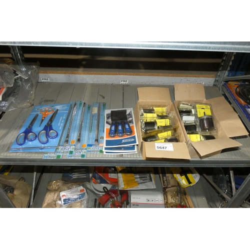 5647 - A quantity of various items including hole saws, scissors and quick chucks. Contents of 1 shelf