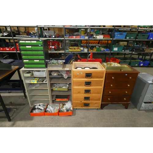 5864 - 2 x wooden chest of drawers, 2 x metal shelf units and 1 x multidrawer parts cabinet containing a qu... 