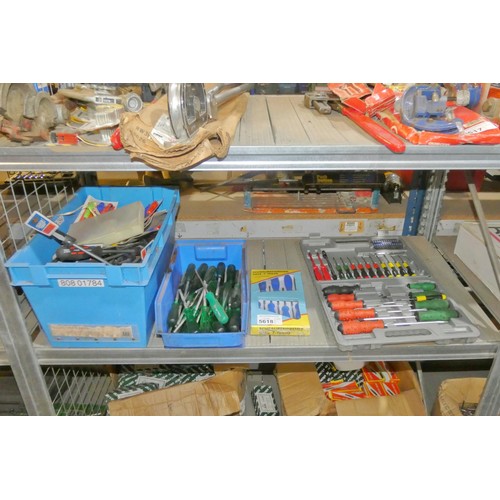 5618 - A quantity of various screwdrivers. Contents of 1 shelf