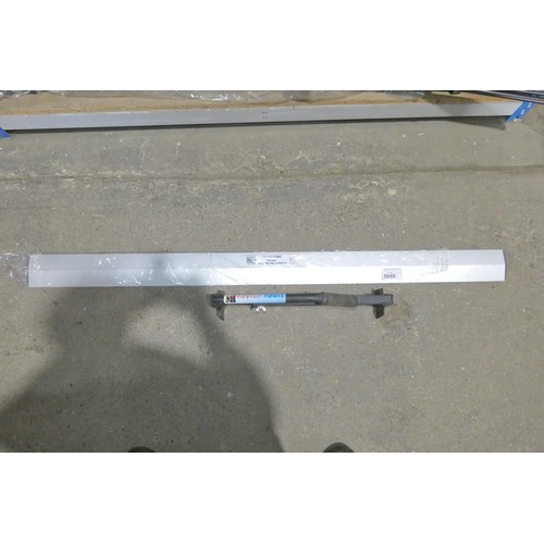 5666 - 1 x aluminium feather edge 1500mm and 1 x Taylor Tools slab lifter