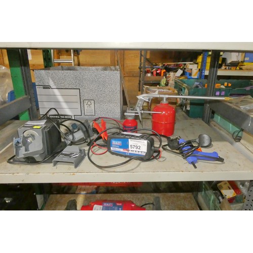 5792 - A quantity of various items including a Sealey compact auto smart charger, a Ferrex drill sharpener,... 