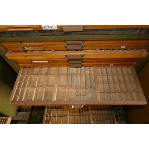 5045 - A vintage metal printers cabinet containing 25 x wooden letterpress trays (some of which contain met... 