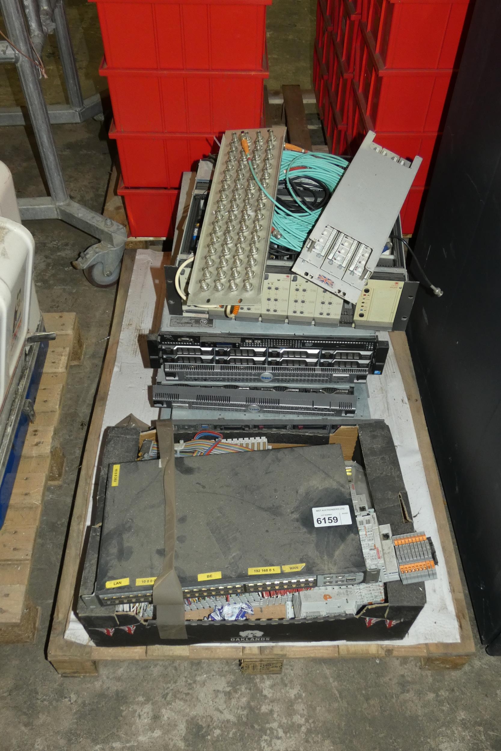 A Dell 19inch rack mount unit with 1 pallet containing a network patch