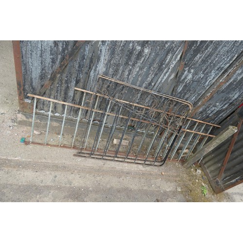 6201 - A pair of decorative garden gates each measuring approx 115cm x 92cm and 2 lengths of metal fencing,... 