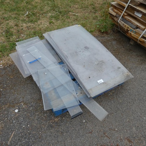 6215 - 1 pallet containing a qty of perspex consisting of mostly 60cm x 130cm sheets