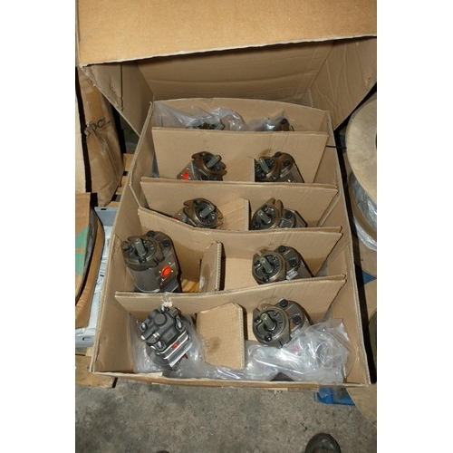 5068A - 1 small pallet containing 10 x Tandem hydraulic pumps GR2.5 31.5 and 15.2cc