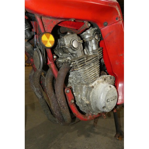 30 - Honda CB 900-F2 Motorcycle 900cc Red. 1982, Reg DKS 820X 1st reg 19/05/1982.. Mileage 46,715’ No Doc... 