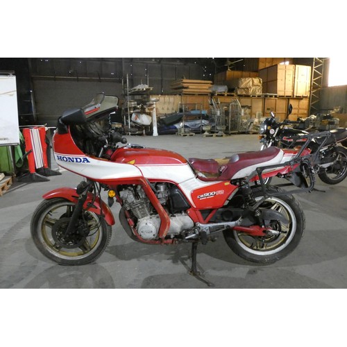 30 - Honda CB 900-F2 Motorcycle 900cc Red. 1982, Reg DKS 820X 1st reg 19/05/1982.. Mileage 46,715’ No Doc... 