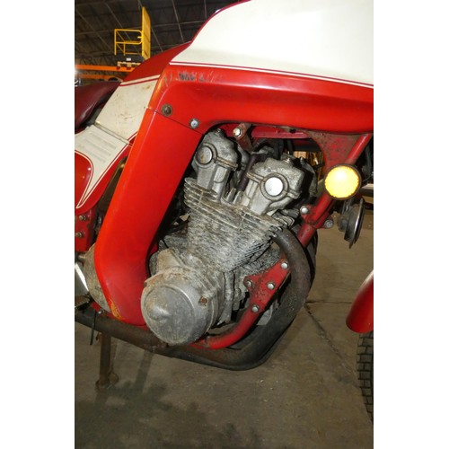 30 - Honda CB 900-F2 Motorcycle 900cc Red. 1982, Reg DKS 820X 1st reg 19/05/1982.. Mileage 46,715’ No Doc... 