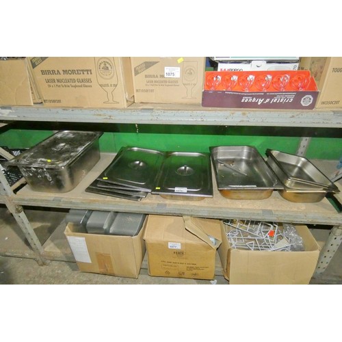 1076 - A quantity of various commercial stainless steel gasteronorm trays and lids, contents of 1 shelf