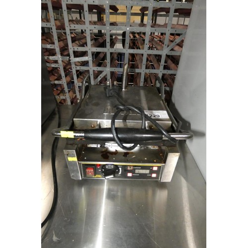 1229 - A commercial stainless steel contact grill by Buffalo 240v - trade