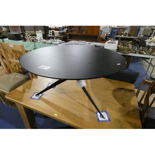 675 - 1 x black metal round coffee table diameter approx 78cm