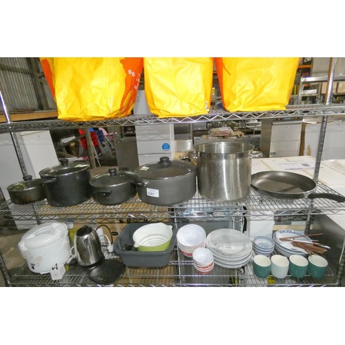 1207 - A quantity of various catering pots and lids, contents of 1 shelf