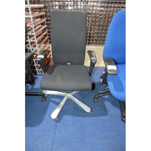 1305 - A black upholstered office swivel chair