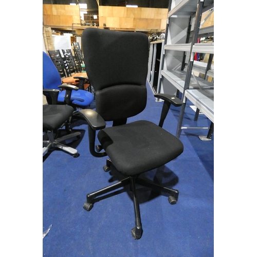 1306 - A black upholstered office swivel chair by Steelcase