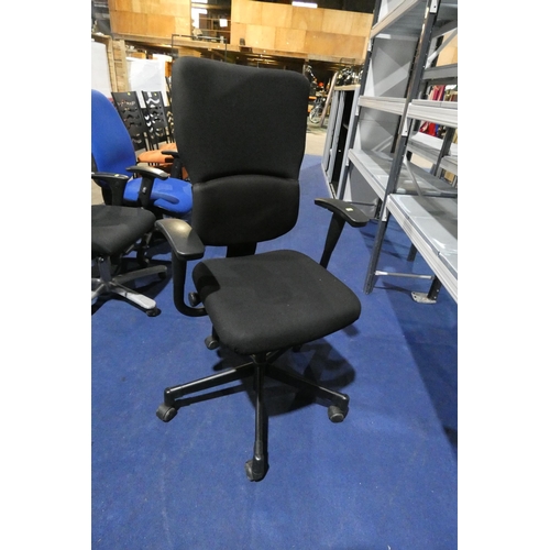 1309 - A black upholstered office swivel chair by Steelcase