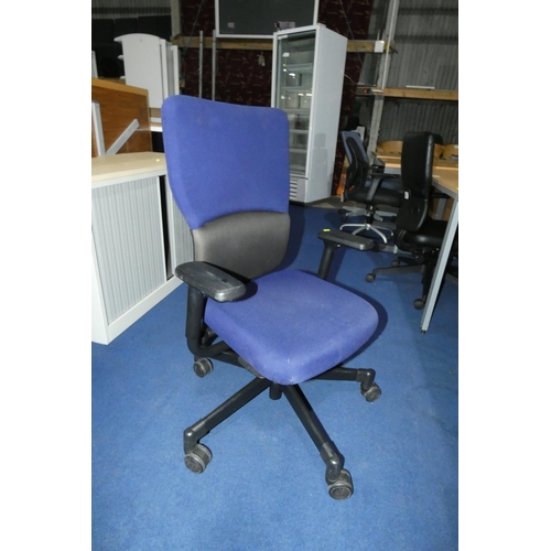 1314 - A blue upholstered office swivel chair by Steelcase