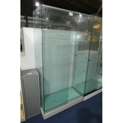 1365 - A glass display cabinet with five shelves measuring approx 92 cm x 179 cm x 44cm