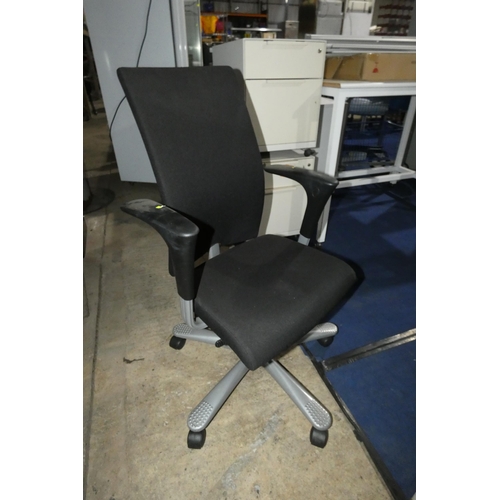 1383 - A black upholstered office swivel chair by Posturite type Credo