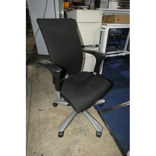 1384 - A black upholstered office swivel chair by Posturite type Credo